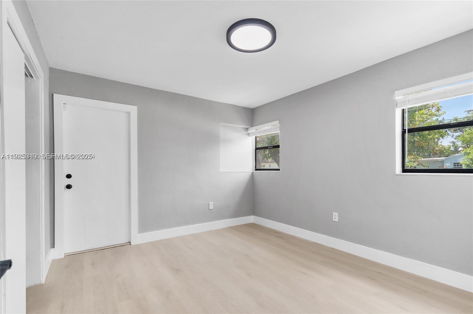 PALM LANE VILLA NO 5 - Residential Lease