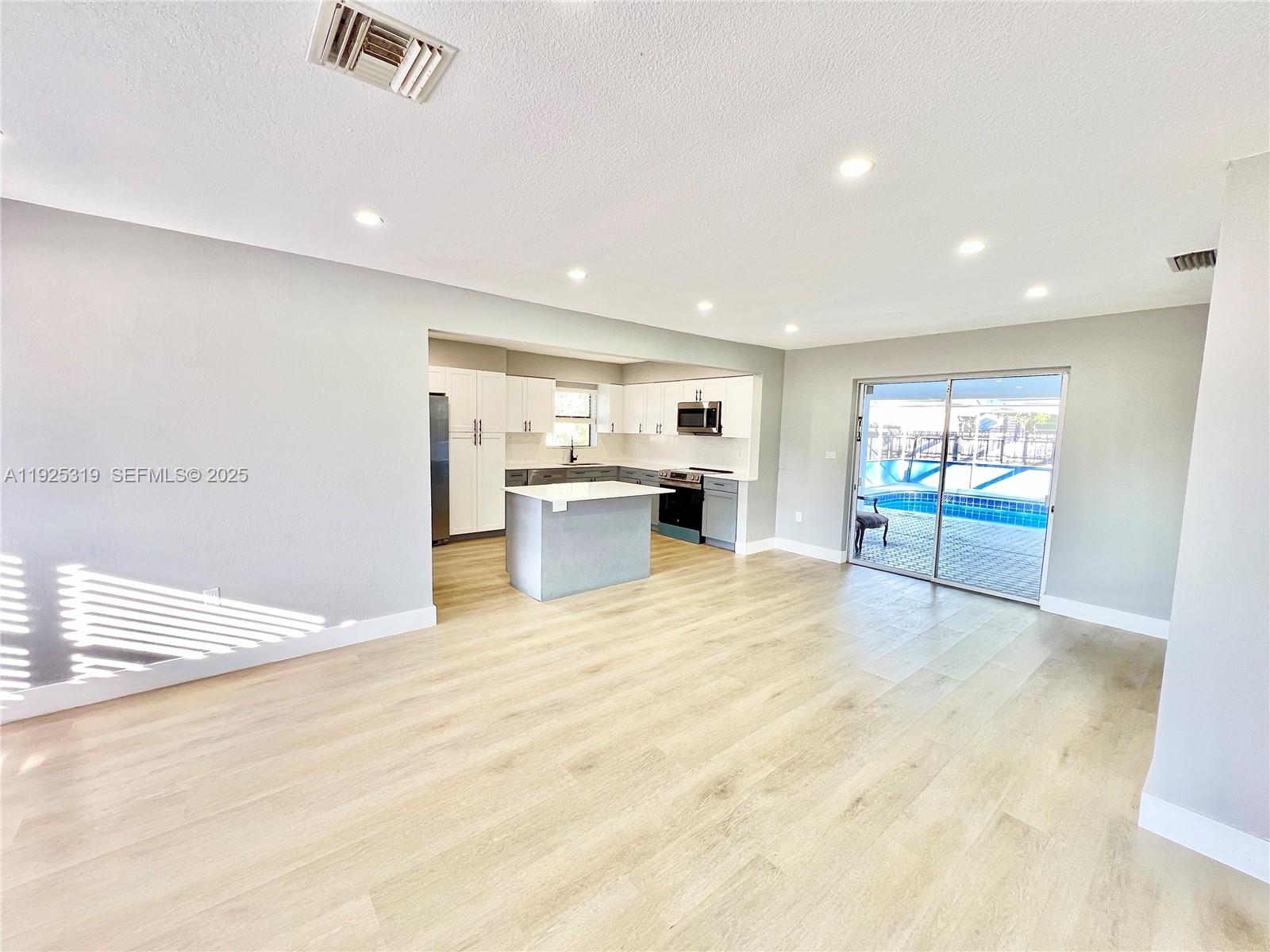 PALM LANE VILLA NO 5 - Residential Lease