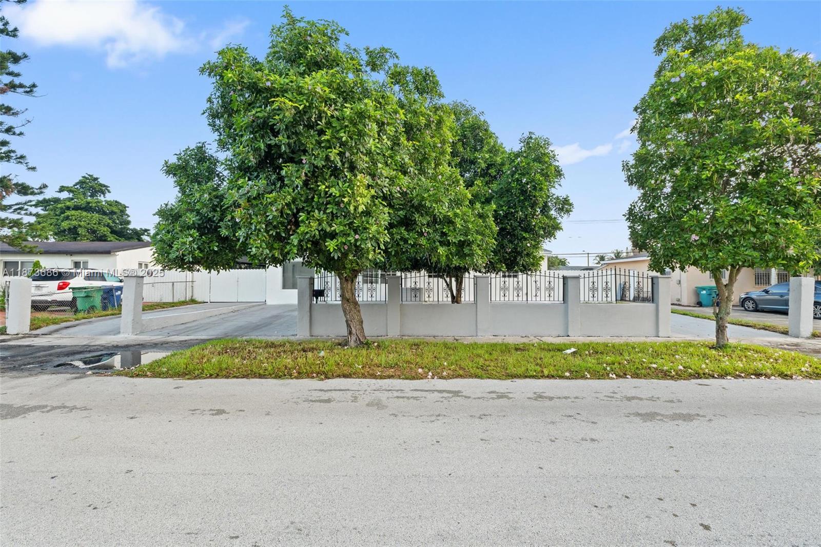 Unique opportunity in Miami Gardens!
This spacious, fully renovated residence offers what few properties can: 6 large bedrooms and 3 full bathrooms, ideal for large families, investors, or those looking for additional space for an office, gym, or guests.
Over 2,200 square feet of living space
Nearly 7,500 square foot lot
Modern kitchen with updated appliances
Renovated bathrooms
Laundry area
Ideal backyard for gatherings or future expansion
Ample parking
Located near schools, highways, shopping, and parks
*Don't miss this opportunity* to acquire a property with potential for living, renting, or both.