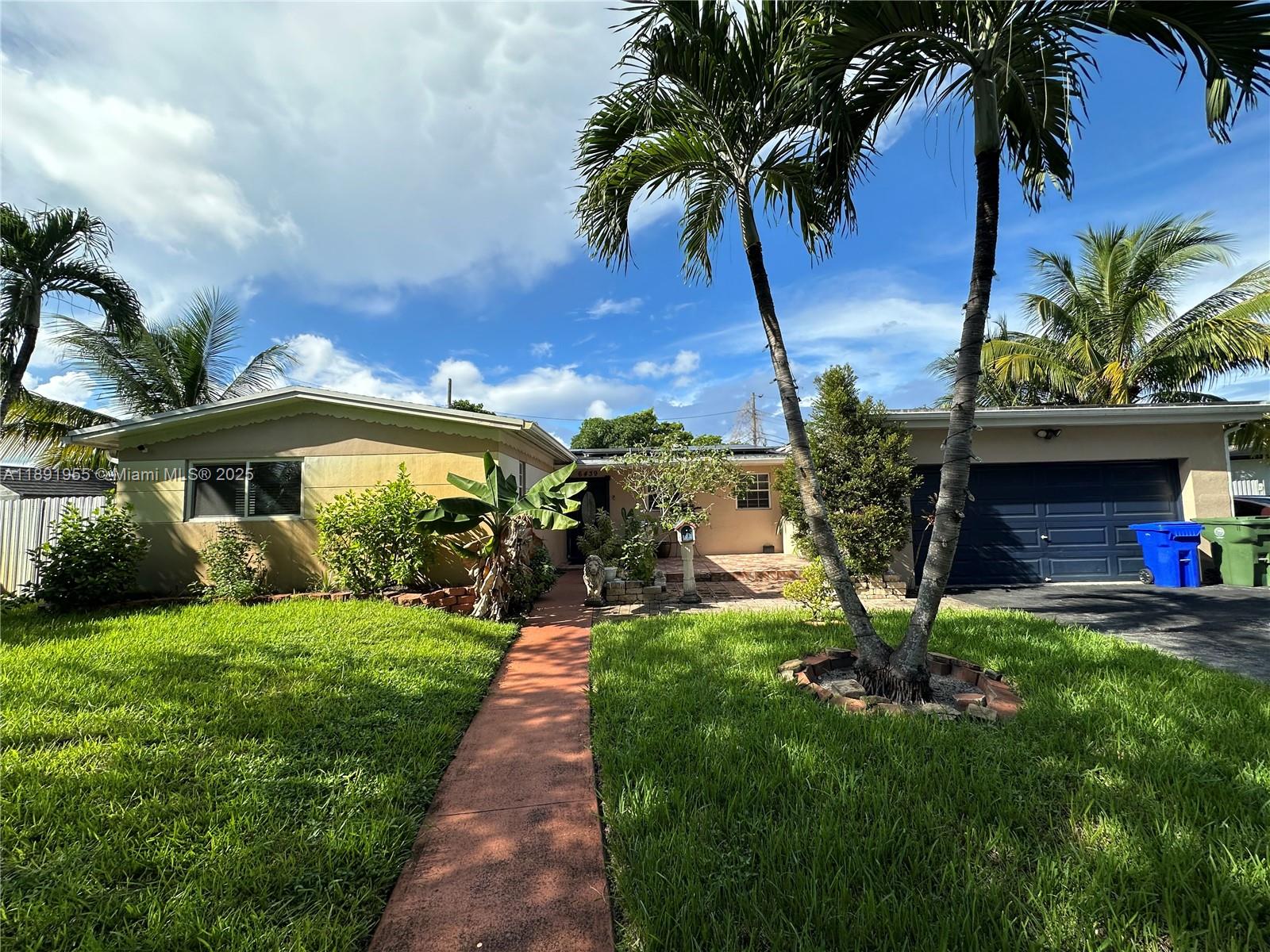 Step into this beautifully designed 4-bedroom, 2-bathroom home featuring a newly updated kitchen, spacious bedrooms, modern bathrooms, and an in-unit washer and dryer. Enjoy a private backyard perfect for relaxing or entertaining family and friends.
Price is negotiable — serious inquiries only, no low-ball offers.