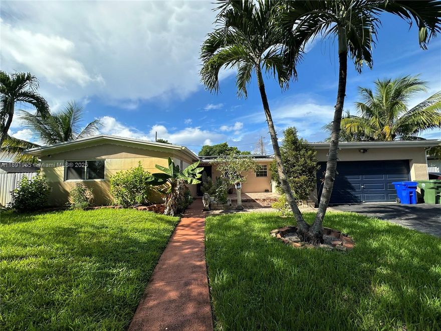 Step into this beautifully designed 4-bedroom, 2-bathroom home featuring a newly updated kitchen, spacious bedrooms, modern bathrooms, and an in-unit washer and dryer. Enjoy a private backyard perfect for relaxing or entertaining family and friends.
Price is negotiable — serious inquiries only, no low-ball offers.