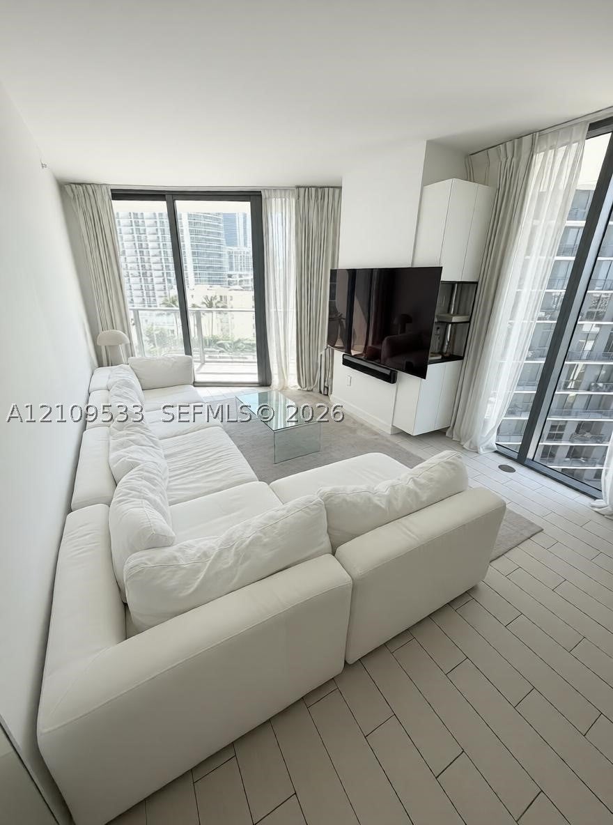 501 NE 31st St 808