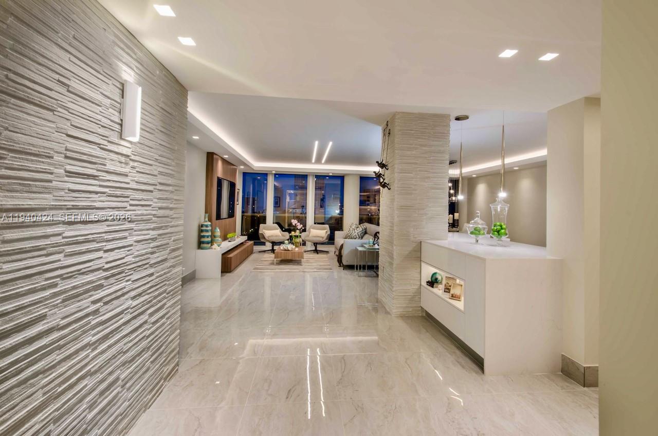 KING COLE CONDO - Residential