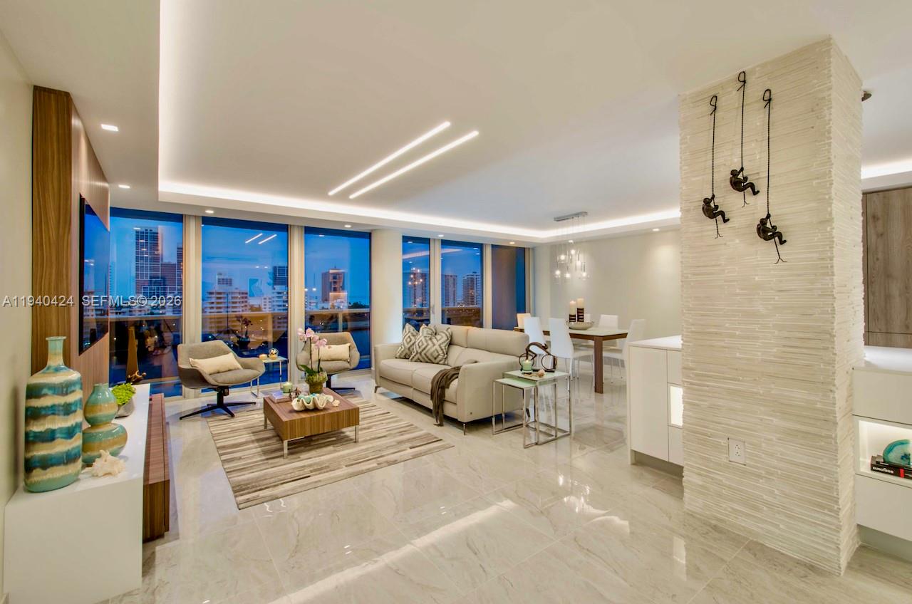 KING COLE CONDO - Residential