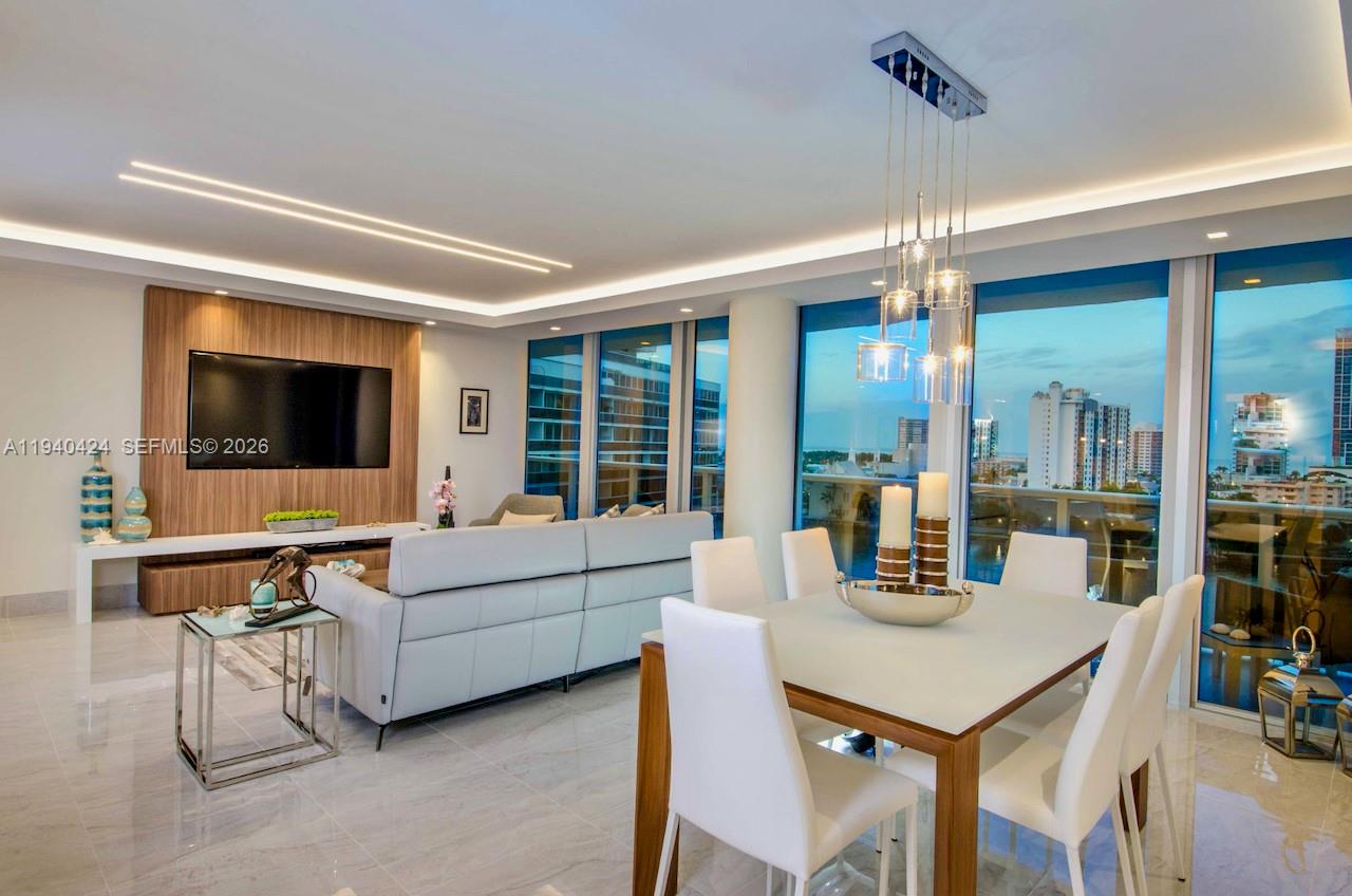 KING COLE CONDO - Residential