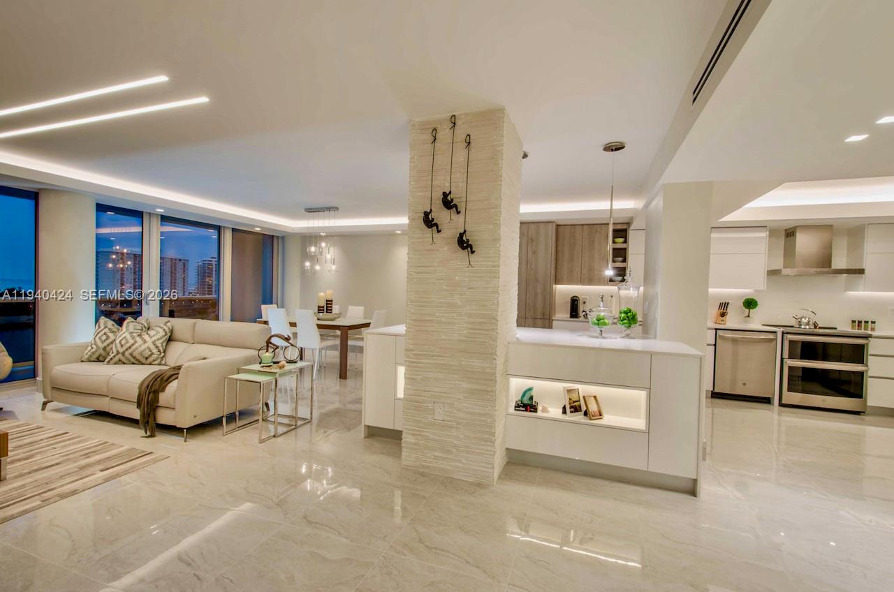 KING COLE CONDO - Residential
