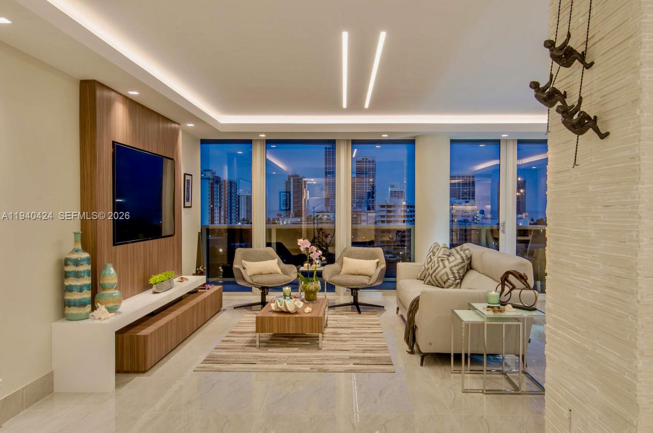 KING COLE CONDO - Residential