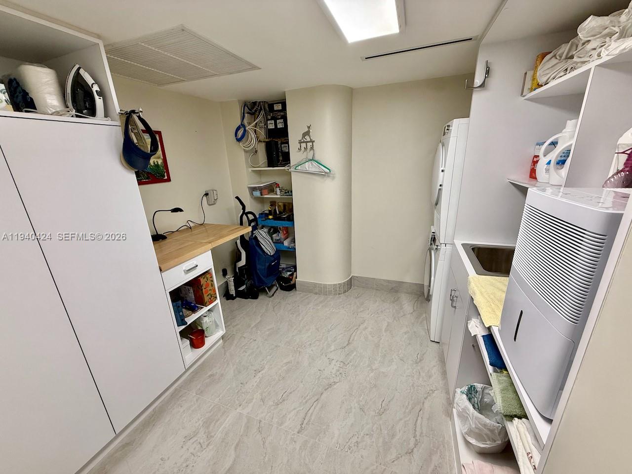 KING COLE CONDO - Residential