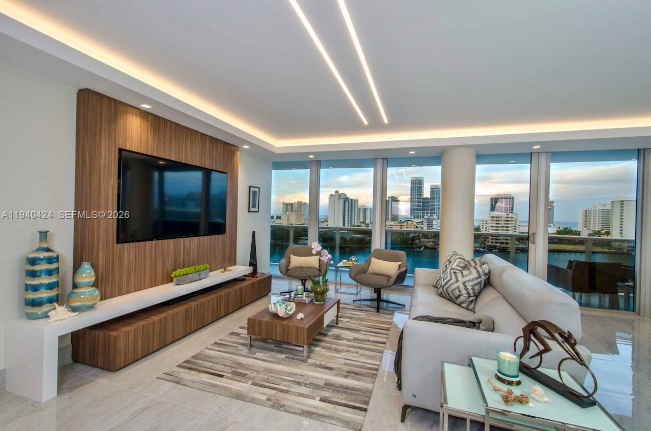 KING COLE CONDO - Residential