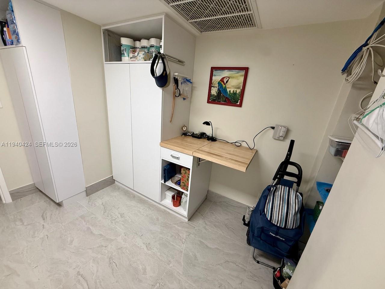 KING COLE CONDO - Residential