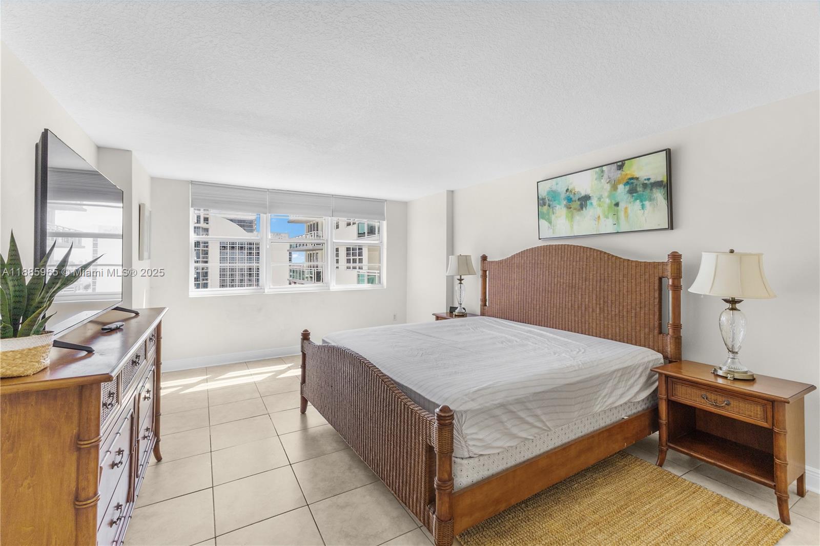 THE COLLINS CONDO - Residential