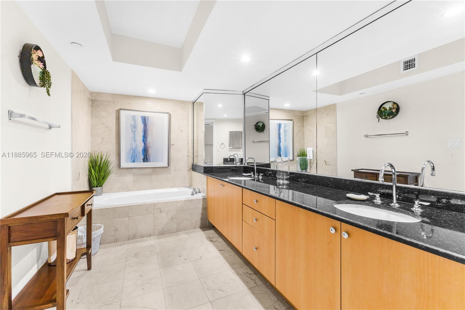 THE COLLINS CONDO - Residential