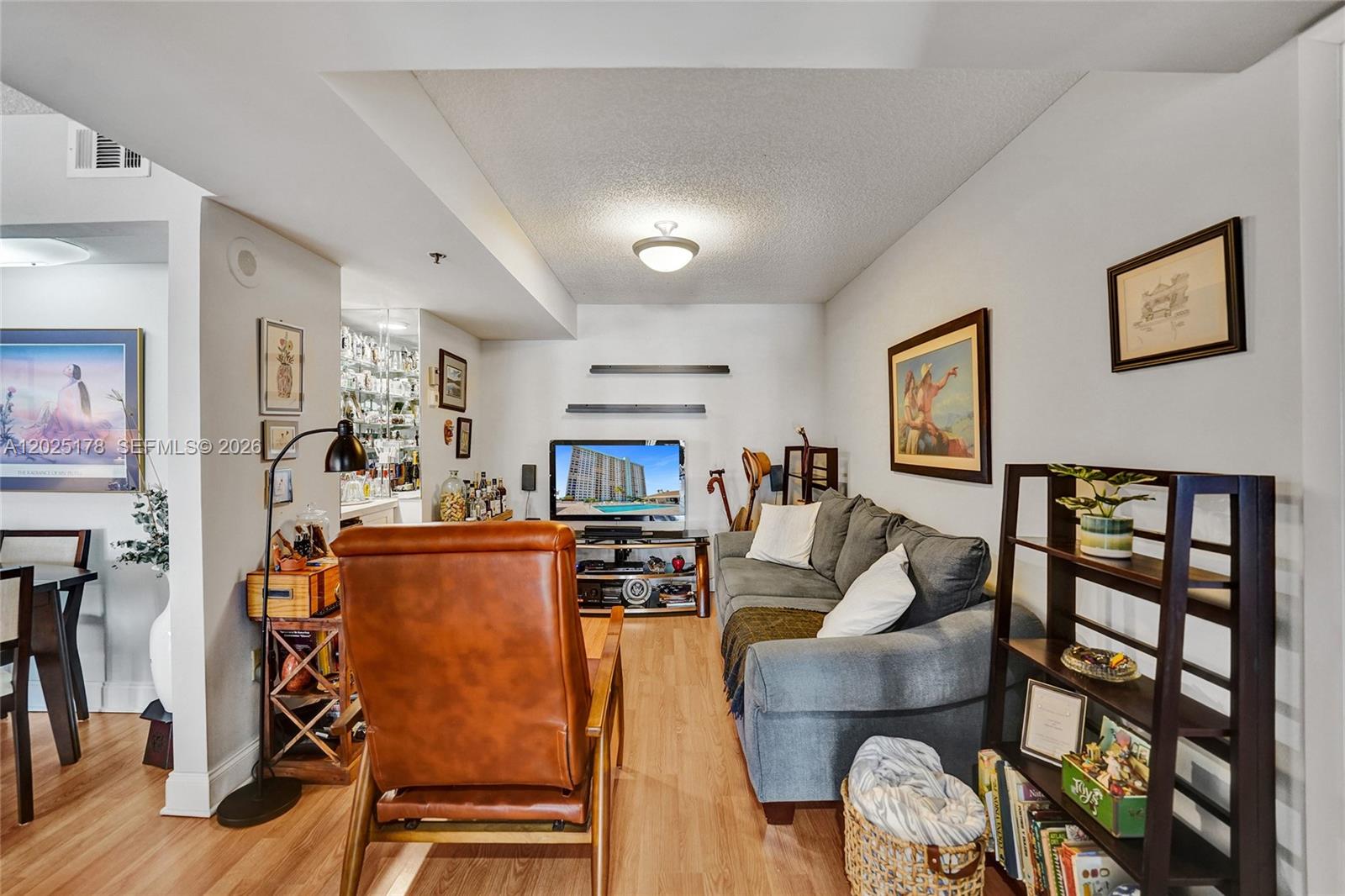 SUMMIT CONDO - Residential
