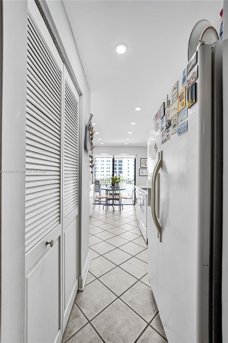 SUMMIT CONDO - Residential