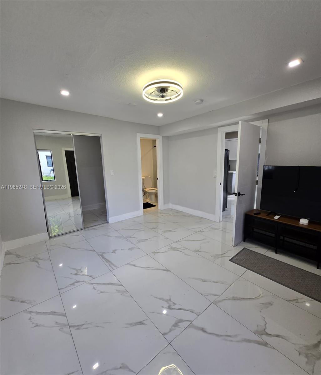 BISCAYNE SHORES CORR PLAT - Residential Lease