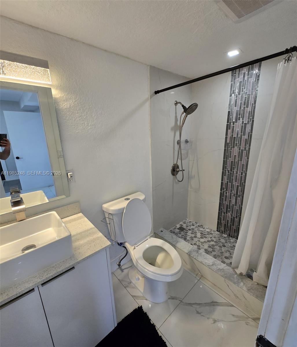 BISCAYNE SHORES CORR PLAT - Residential Lease