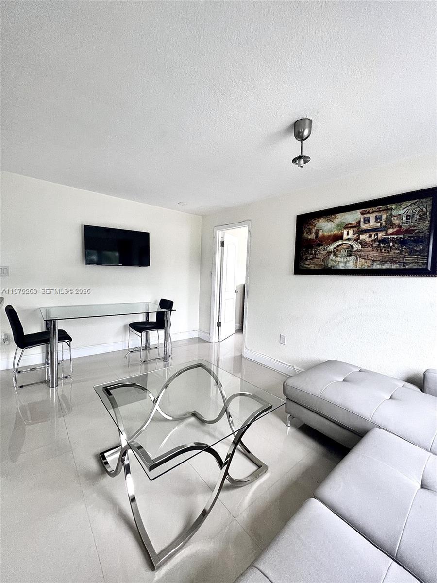 HOLLYWOOD - Residential Lease