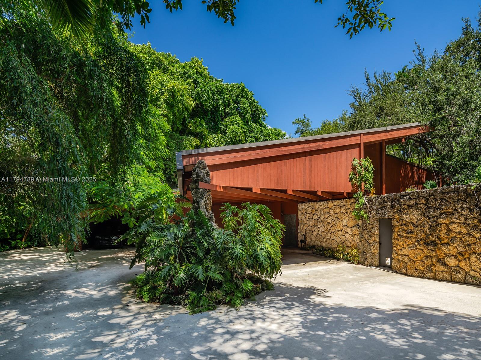 COLLINS MANOR - Residential