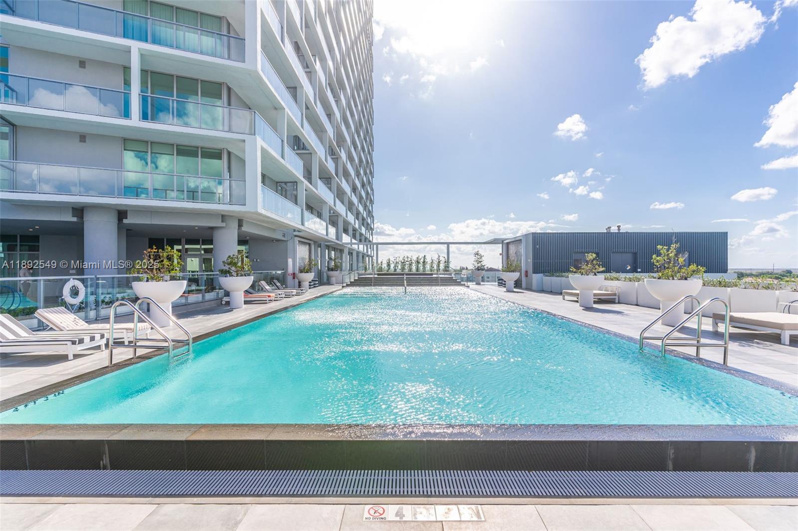 METROPICA NORTH TOWER ONE - Residential