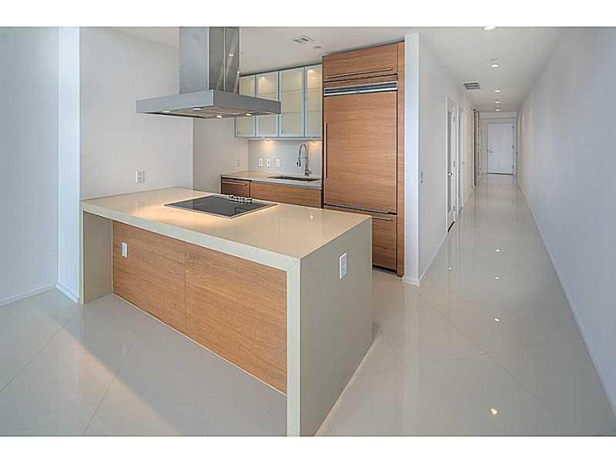 Amazing bay and city views from 2 bedroom/2 bath loft with impressive 20' ceilings and  plenty of natural light from floor to ceiling glass windows. Unit features white tile floors, huge walk-in closet, European kitchen w/ Viking appliances and quartz cou nter tops. Spacious master bath, with sexy oversized glass enclosed shower. Laundry/Utility room, separate storage space, 1 parking space and valet.  Five star hotel amenities that include fitness room, spa, sky pool deck, and STK restaurant!