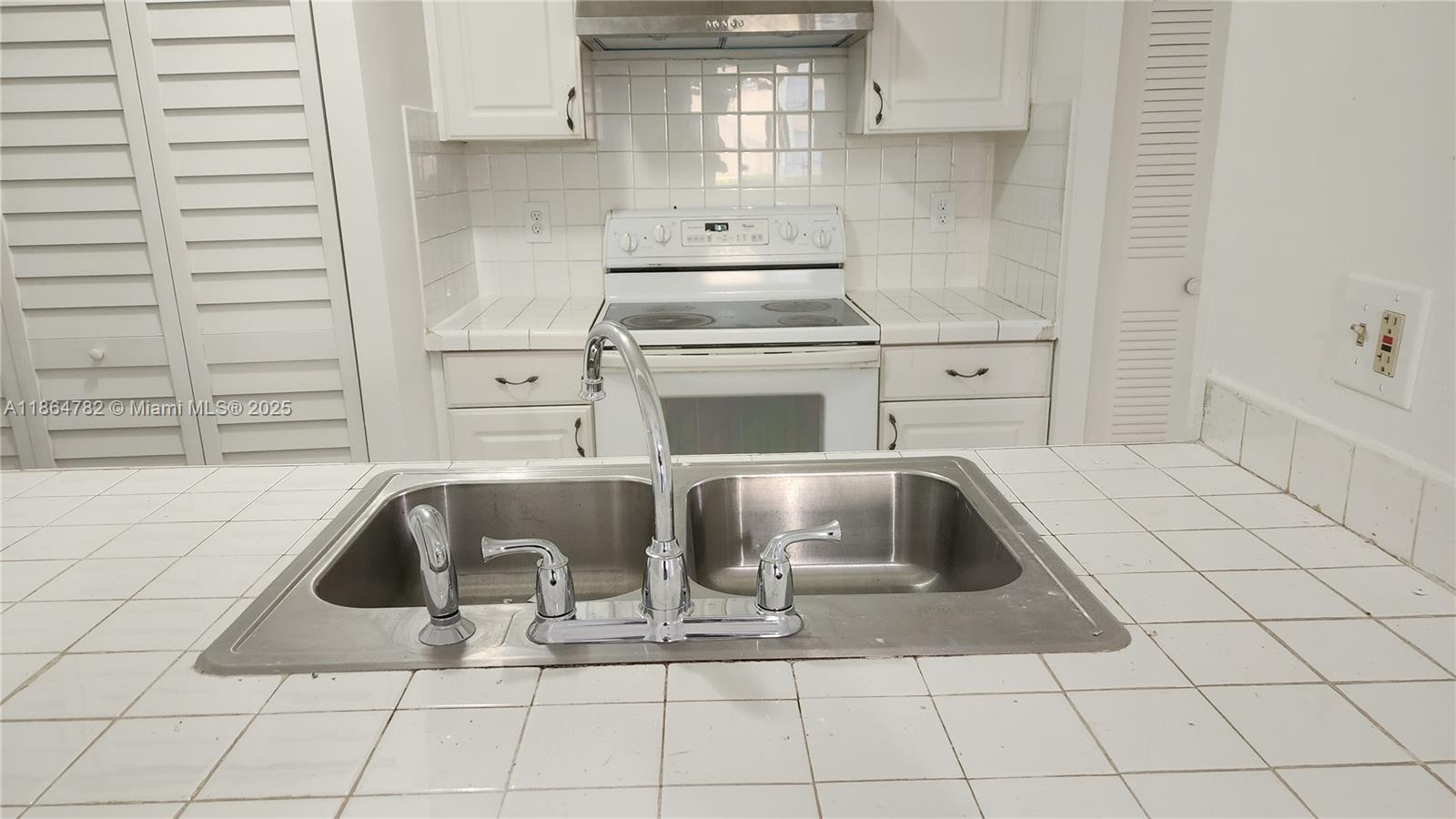 BANYAN TREE SIX CONDO - Residential