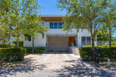 Tiny photo for 230 W Mcintyre St, Key Biscayne, FL 33149 (MLS # A12005299)