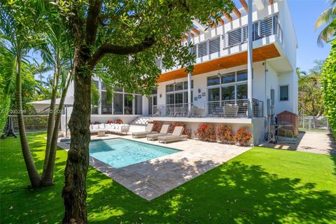 Tiny photo for 230 W Mcintyre St, Key Biscayne, FL 33149 (MLS # A12005299)