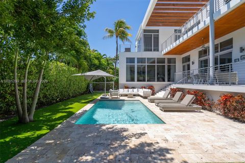 Tiny photo for 230 W Mcintyre St, Key Biscayne, FL 33149 (MLS # A12005299)