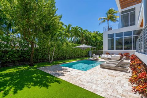 Tiny photo for 230 W Mcintyre St, Key Biscayne, FL 33149 (MLS # A12005299)