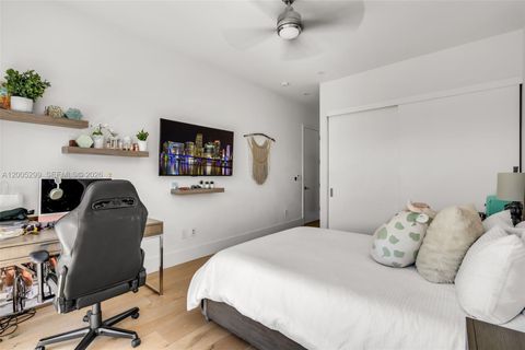 Tiny photo for 230 W Mcintyre St, Key Biscayne, FL 33149 (MLS # A12005299)