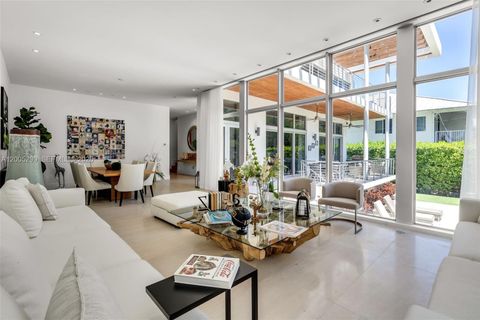 Tiny photo for 230 W Mcintyre St, Key Biscayne, FL 33149 (MLS # A12005299)