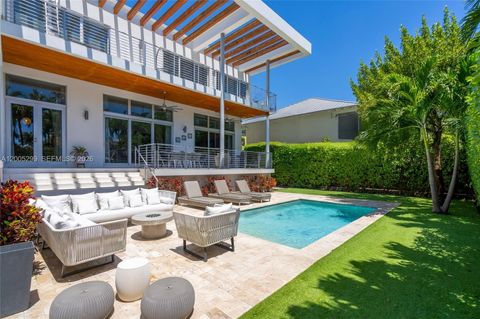 Photo of 230 W Mcintyre St, Key Biscayne, FL 33149 (MLS # A12005299)