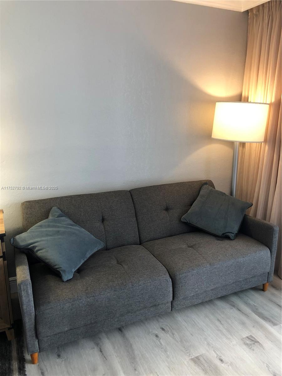 19201 Collins Ave 806