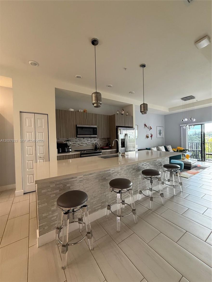 beautiful 3 bedrooms 2 bathroom, very well kept. It has only been owner occupied. It can be sold fully furnished. Located in the heart of Doral with minutes away from Doral City place and 12 minutes away from FIU. EASY to show!
