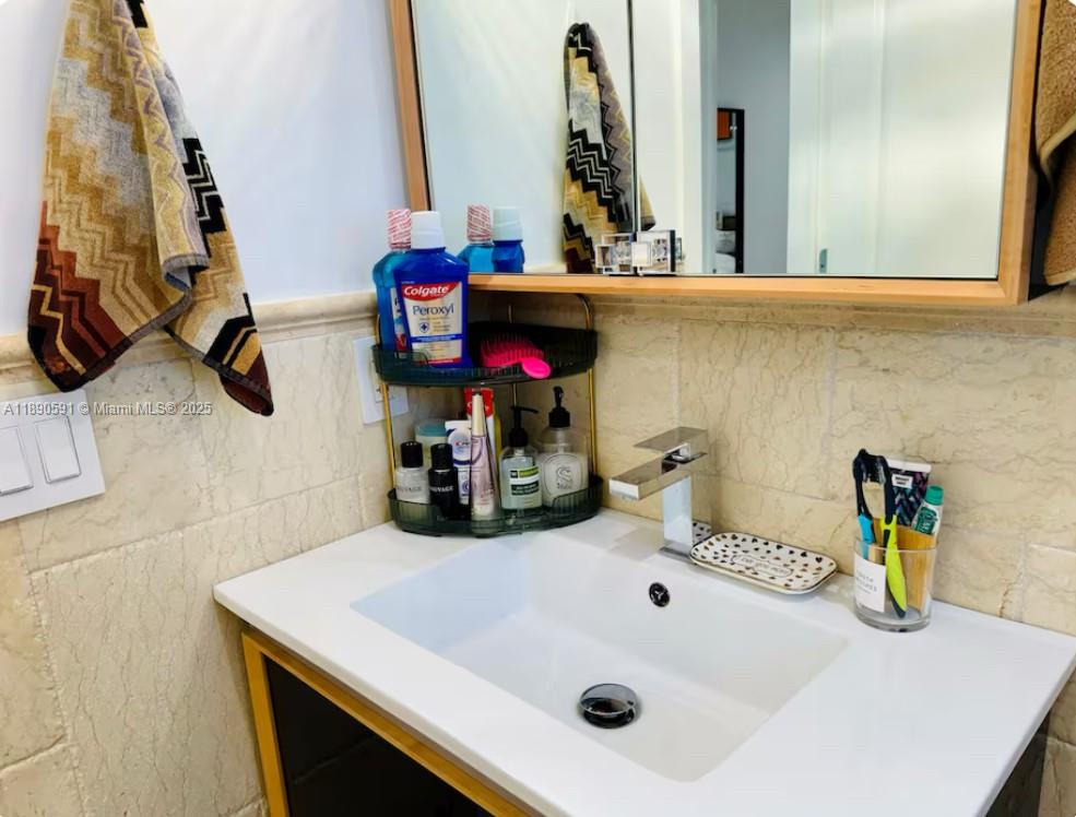 ALTOS DEL MAR NO 5 - Residential Lease