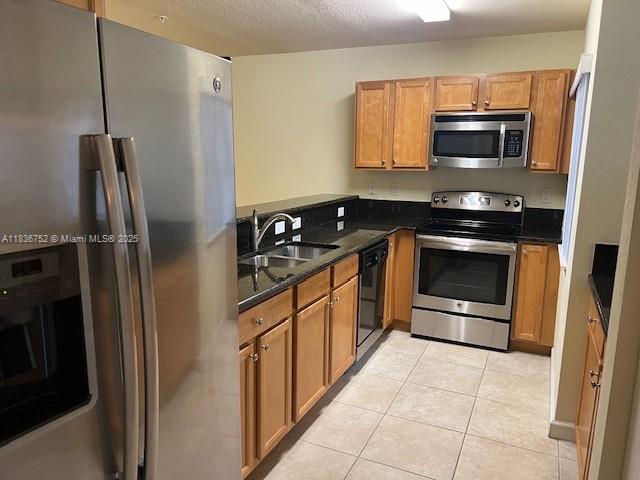 BEAUTIFUL TOWN HOME, 3 BEDROOMS, 2.1/2 BATHROOMS, KITCHEN GRANITE COUNTER TOP, STAINLESS STEEL APPLIANCES, CERAMIC FLOORS ON FIRST FLOOR, CARPET ON SECOND FLOOR, GATED AND SECURE COMMUNITY, CLOSE TO THE BEAUTIFUL BLACK POINT MARINA, CLOSE TO TURNPIKE, SHOPPING CENTERS.