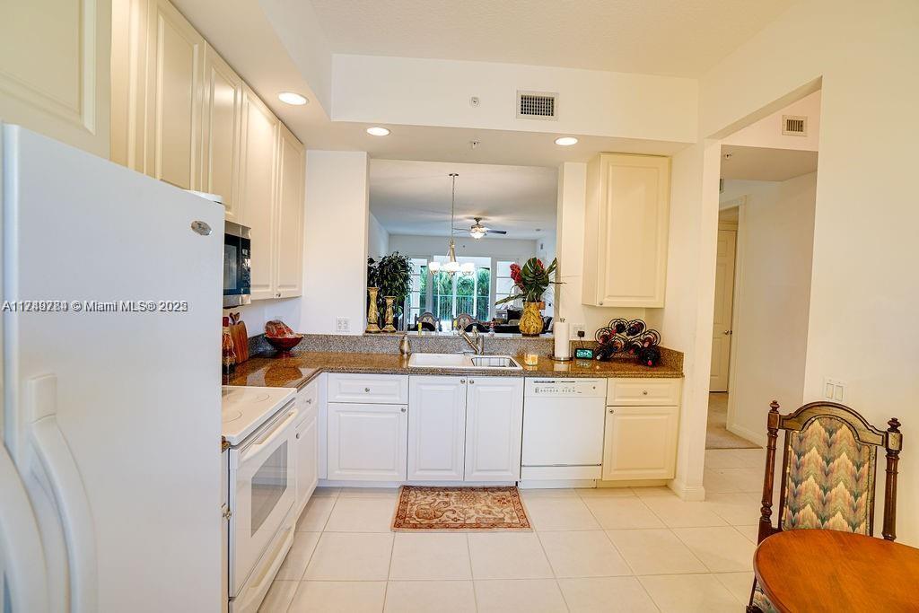 HARBOUR ISLE AT HUTCHINSO - Residential Lease