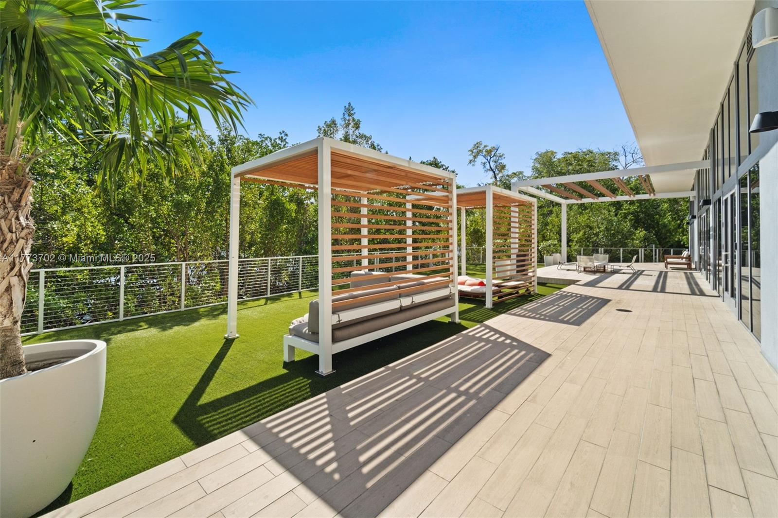 THE HARBOUR SOUTH CONDO - Residential