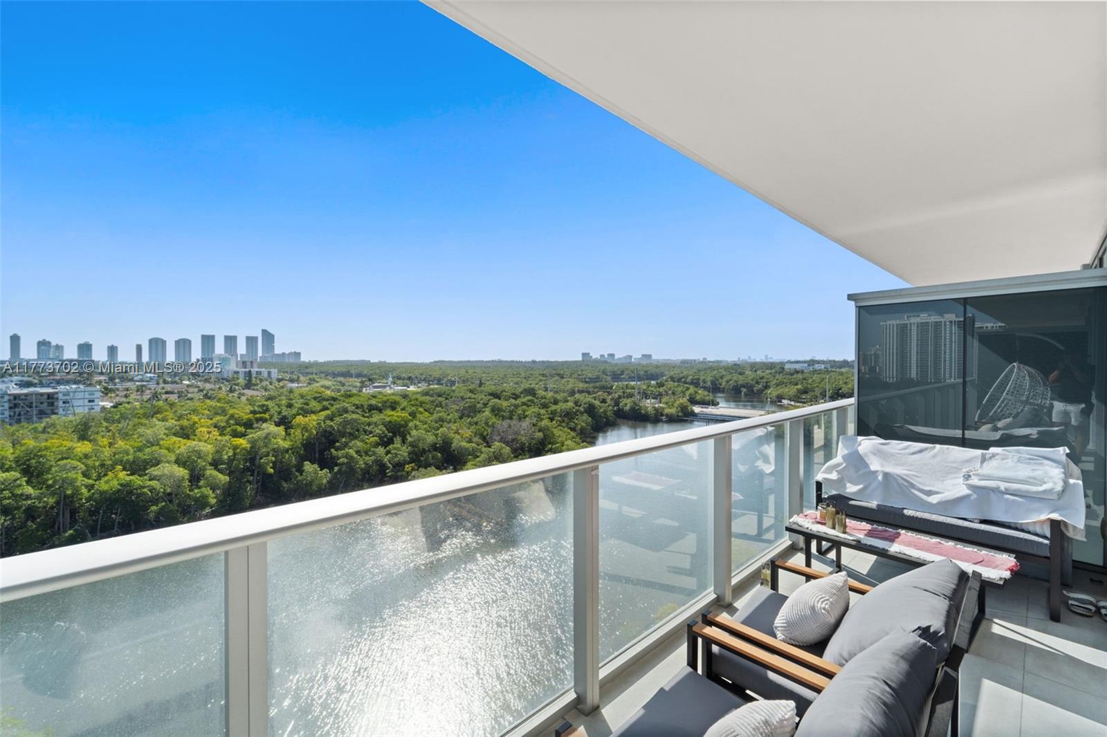 THE HARBOUR SOUTH CONDO - Residential