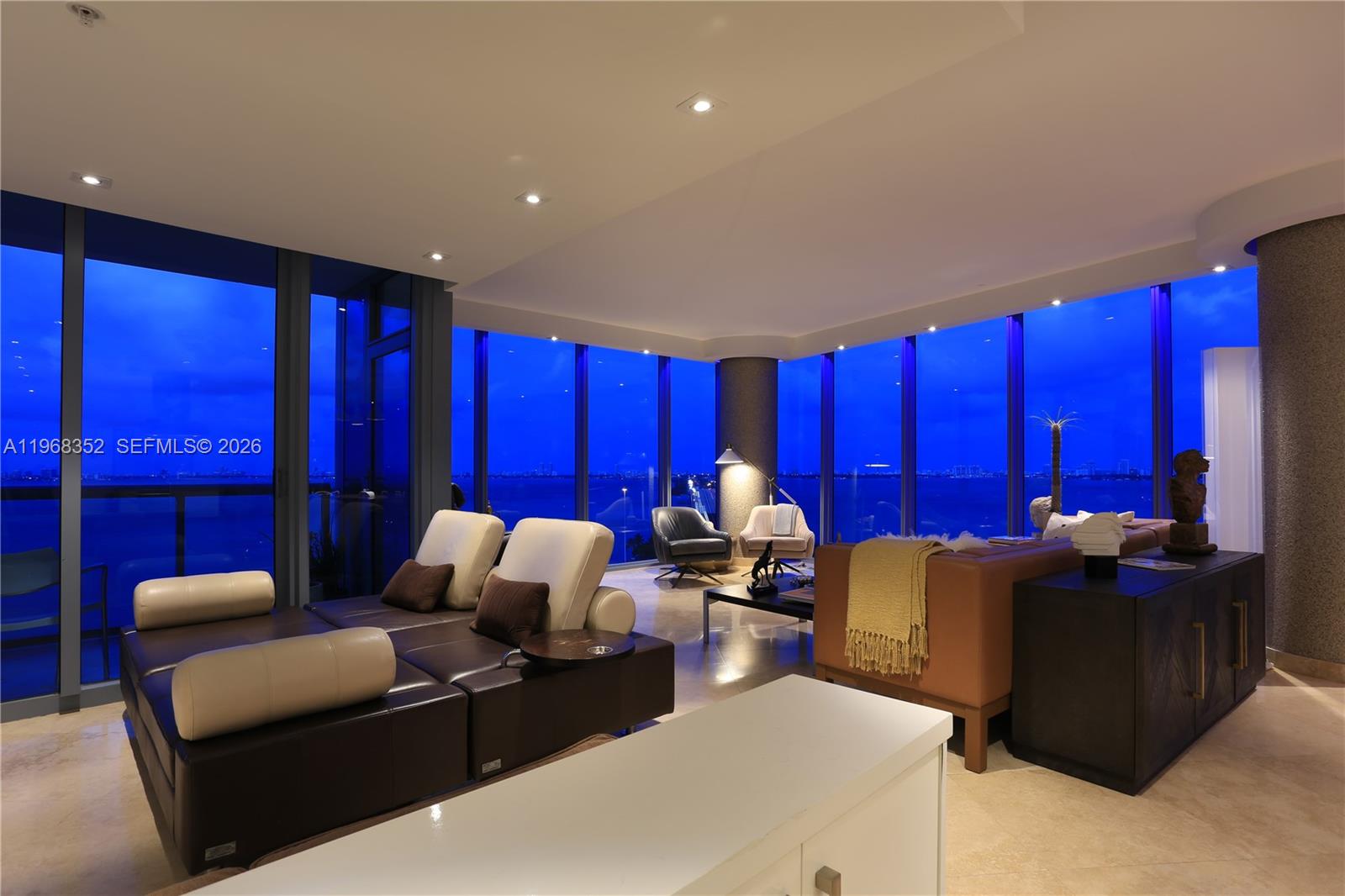 BLUE CONDO - Residential