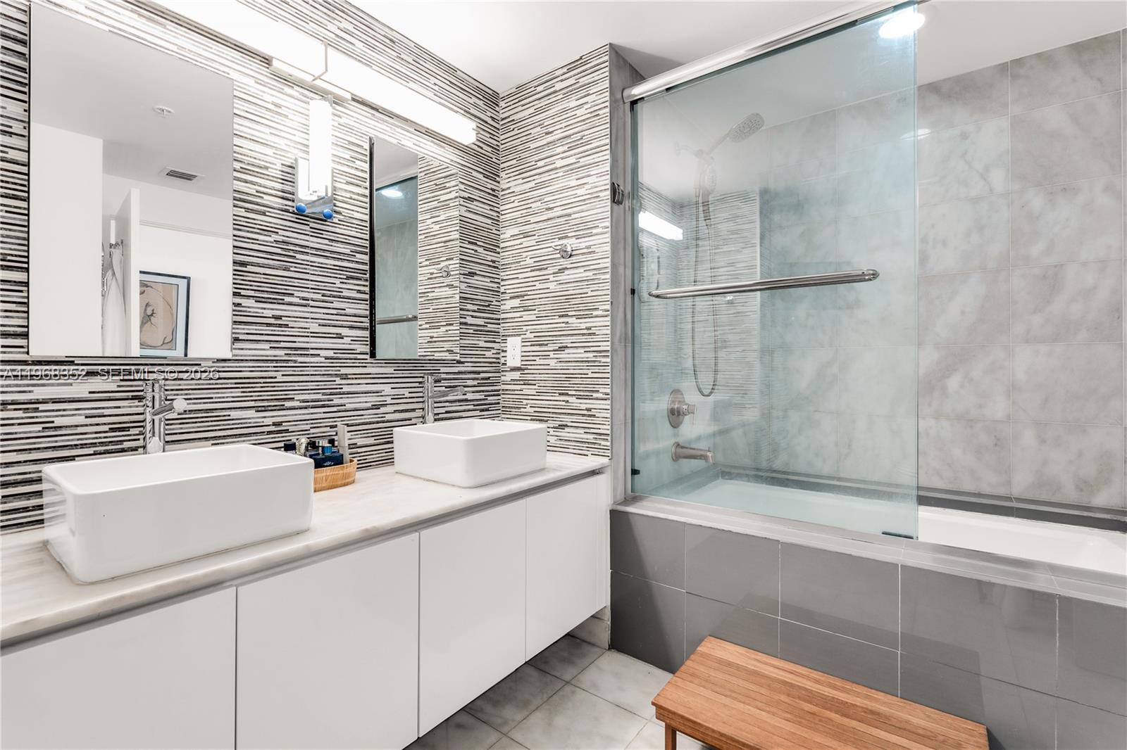 BLUE CONDO - Residential