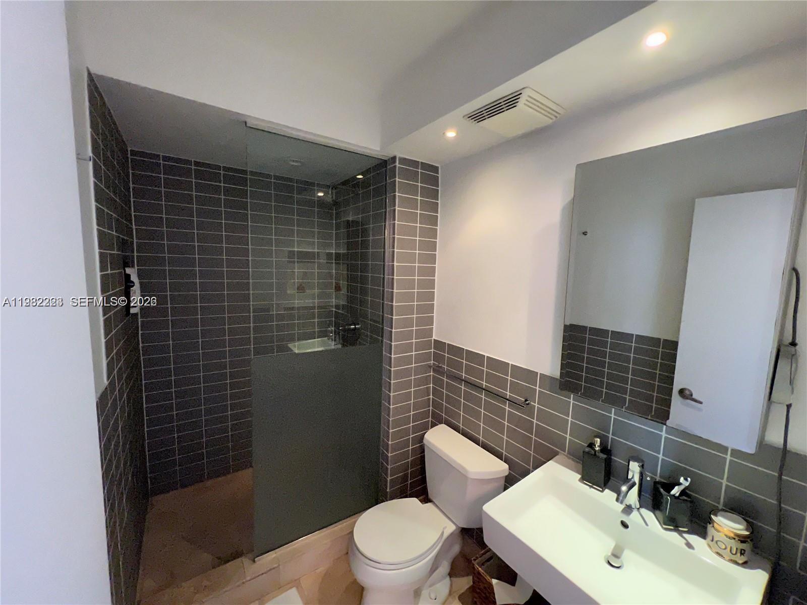 THE PALM BAY YACHT CLUB C - Residential Lease