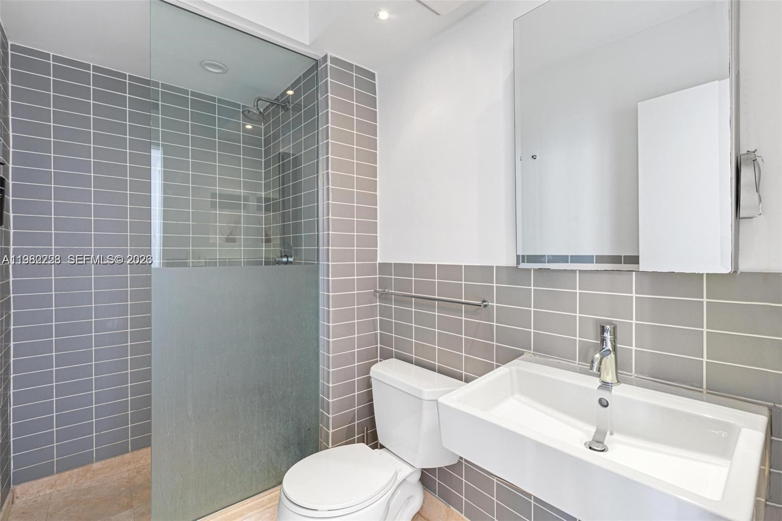 THE PALM BAY YACHT CLUB C - Residential Lease