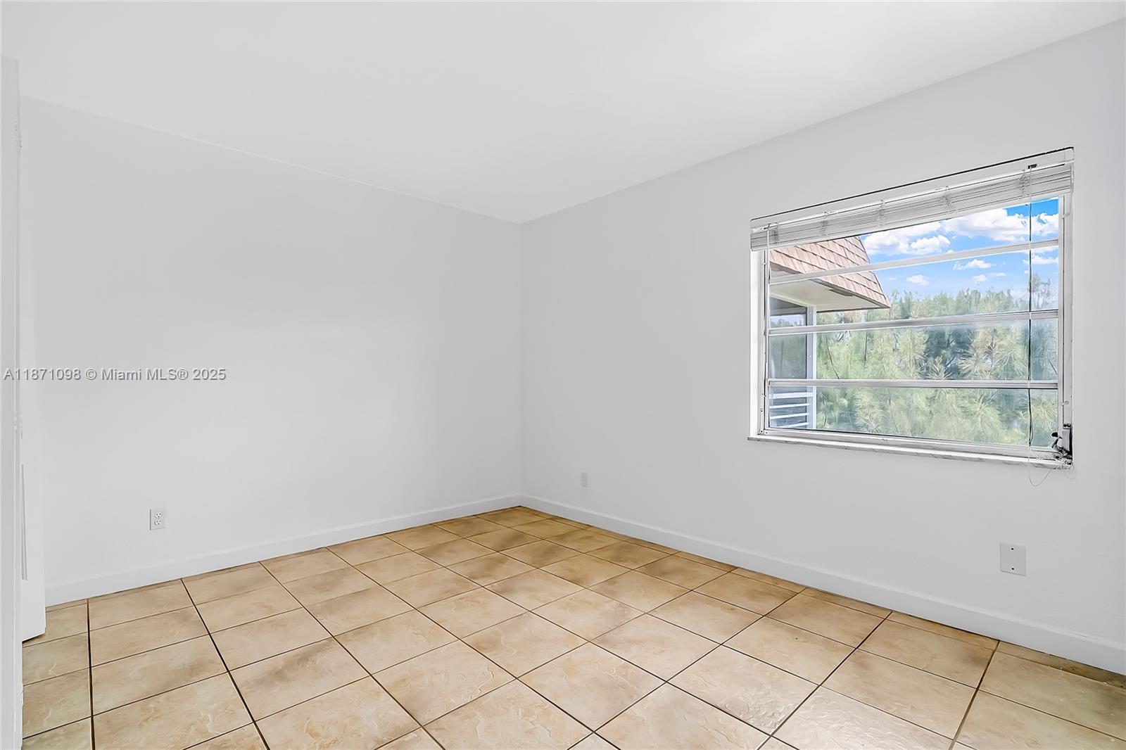 ARROWHEAD CONDO NO V - Residential