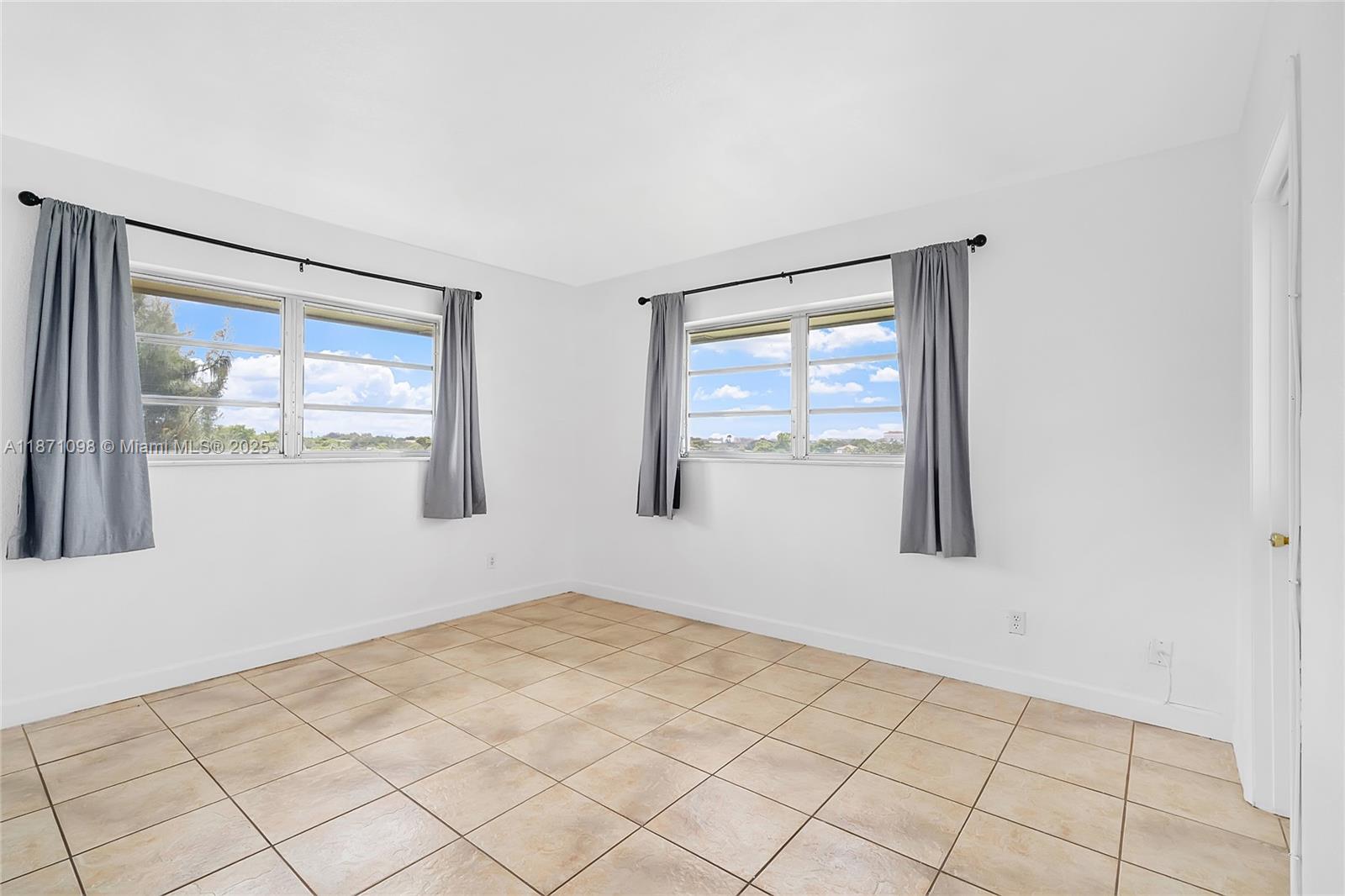 ARROWHEAD CONDO NO V - Residential