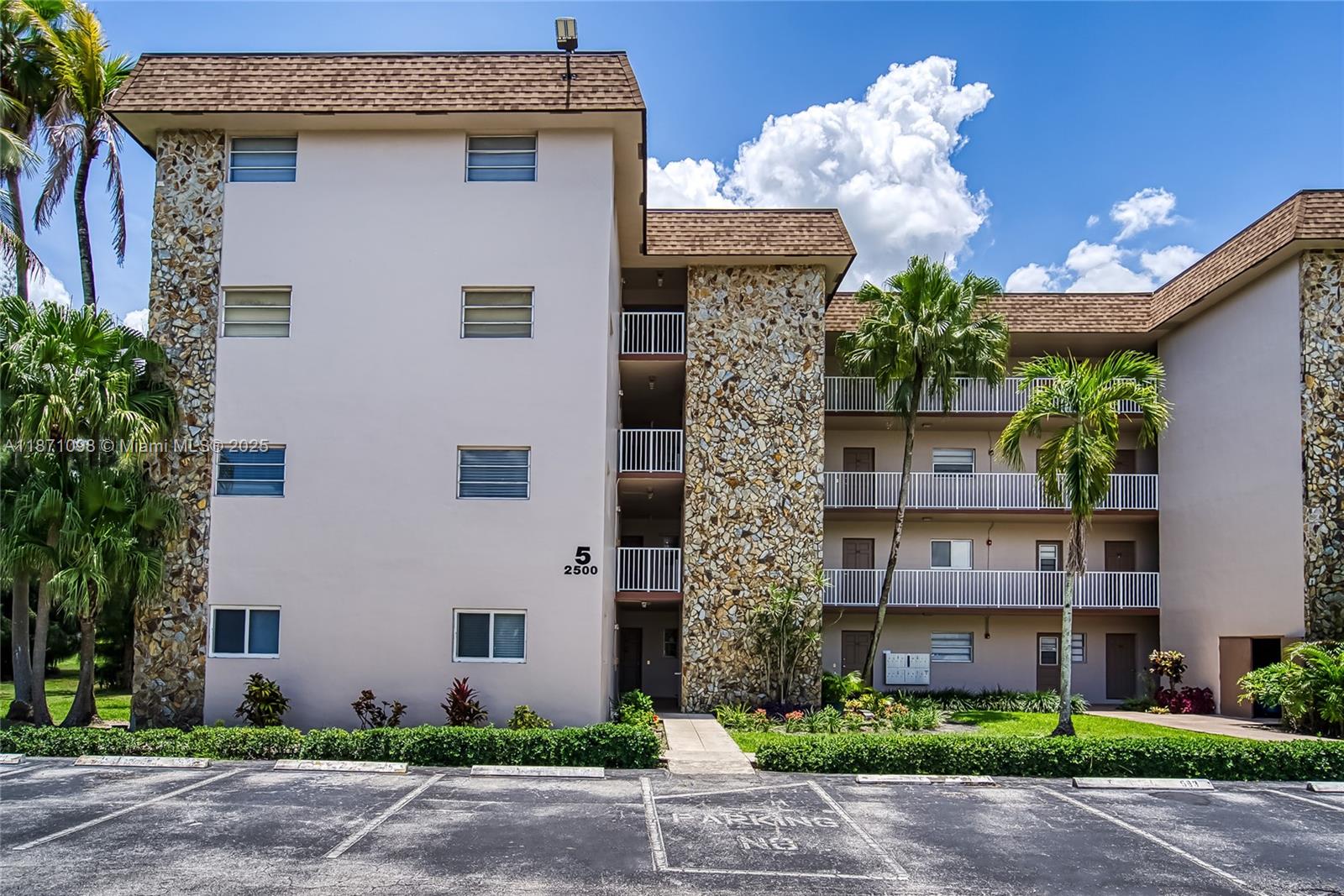 ARROWHEAD CONDO NO V - Residential