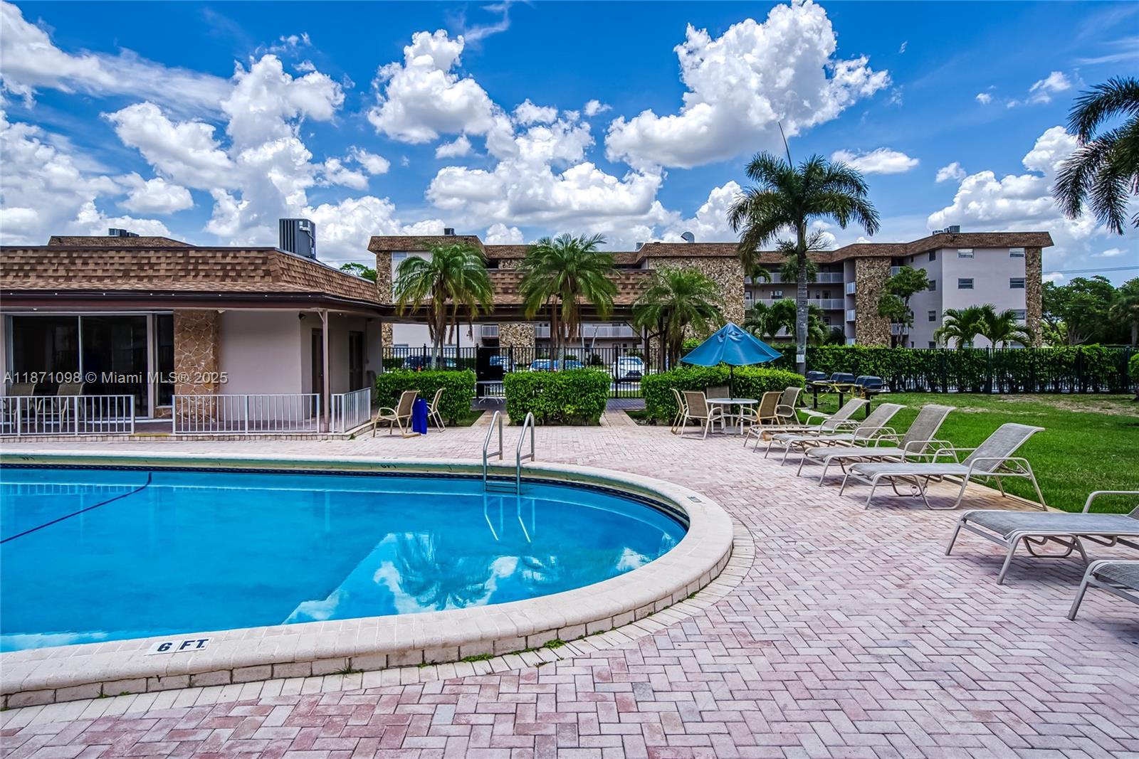 ARROWHEAD CONDO NO V - Residential