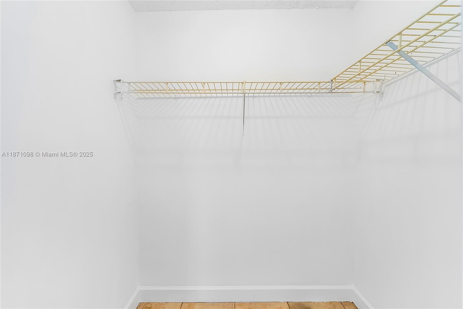 ARROWHEAD CONDO NO V - Residential