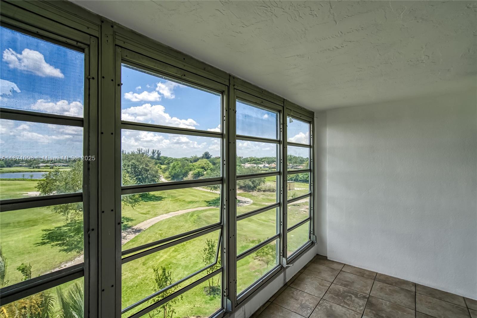 ARROWHEAD CONDO NO V - Residential