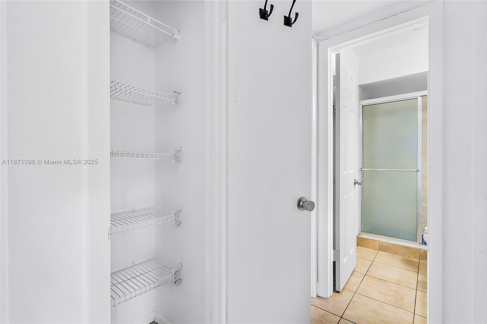 ARROWHEAD CONDO NO V - Residential